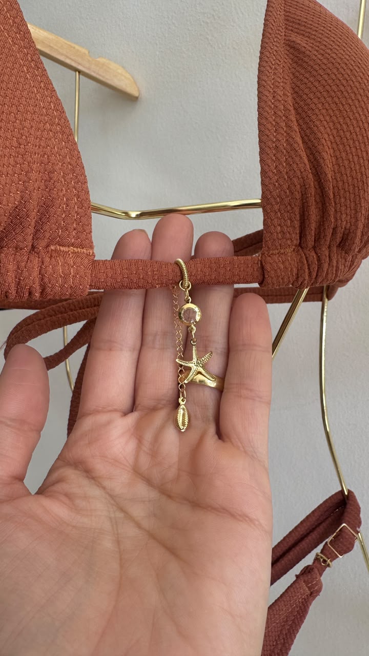 Biquíni Cortininha Charm com Regulagem e Pingentes Dourados